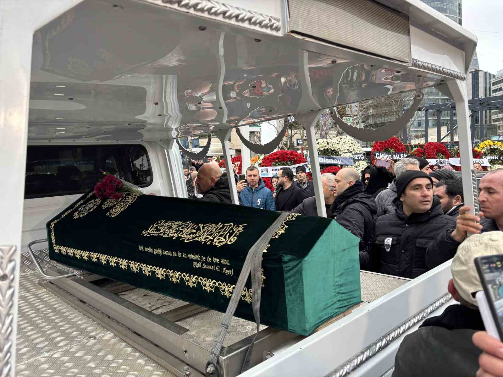 Şarkıcı Fatih Ürek son yolculuğuna uğurlandı
