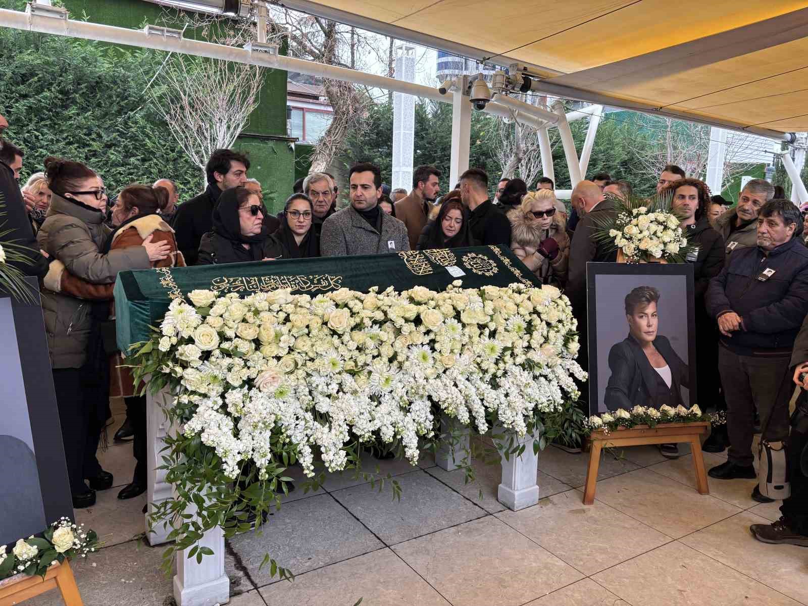 Şarkıcı Fatih Ürek son yolculuğuna uğurlandı
