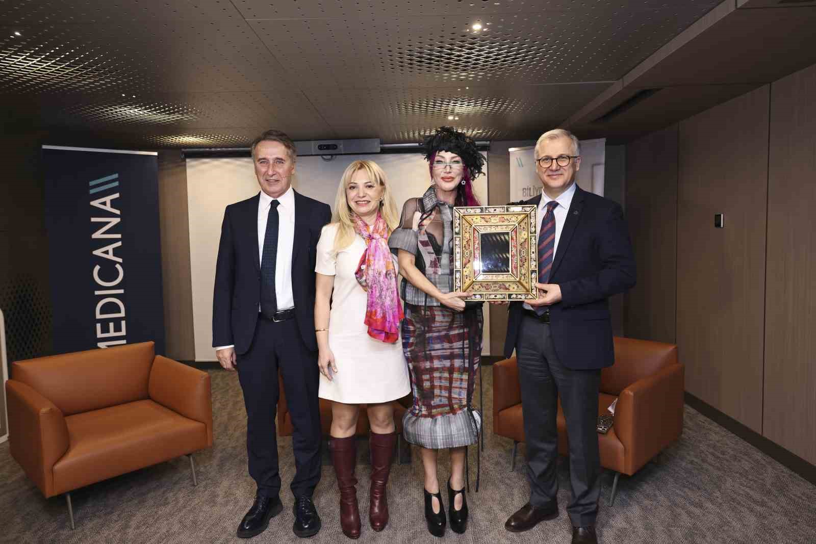 Şarkıcı Hande Yener kanser sürecini Medicana’da anlattı: "Drenlerle sahneye çıkıp dans ettim"
