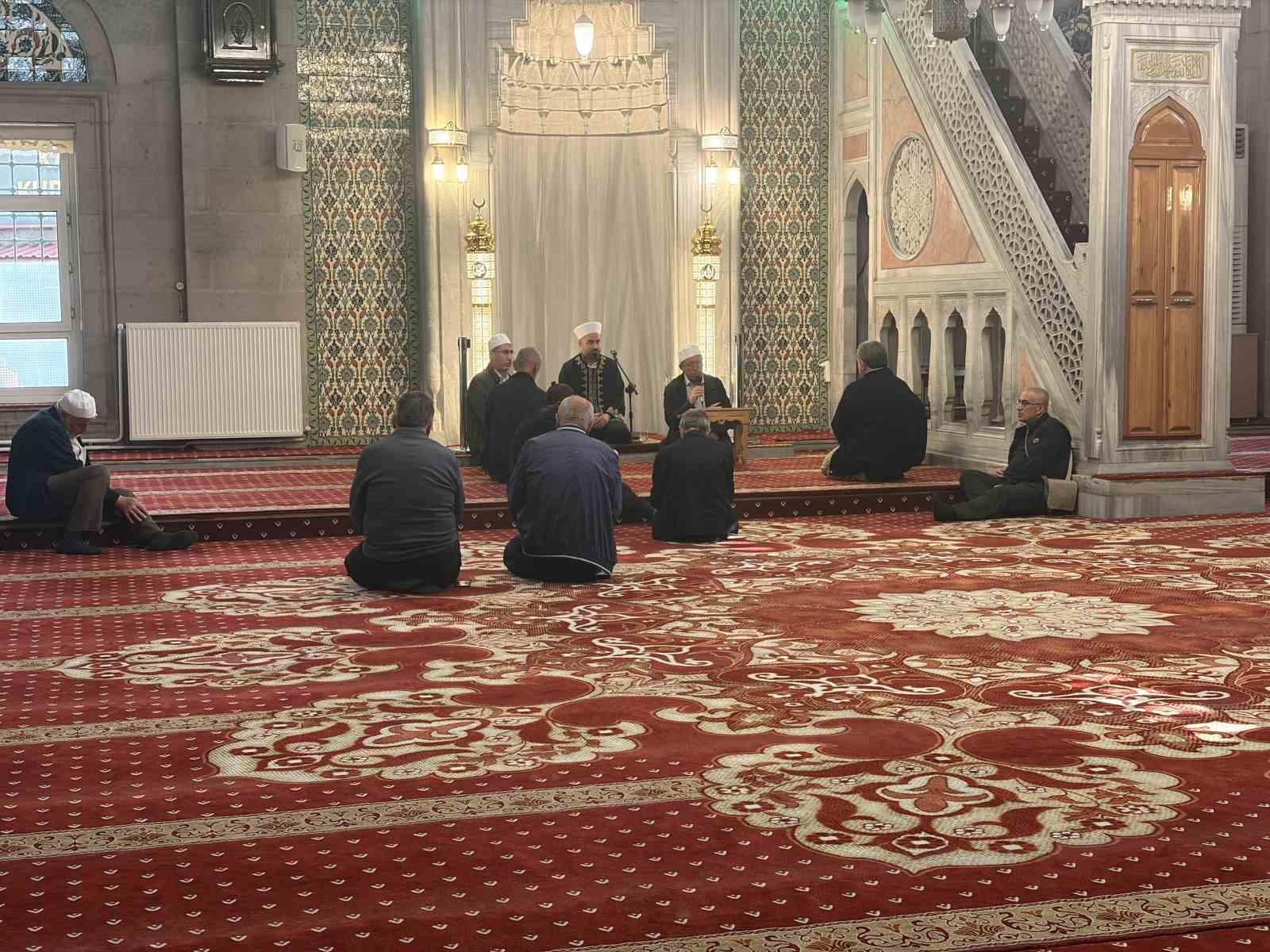 Şarkışlalılar Derneği, okul saldırısında hayatını kaybedenler için mevlit okuttu
