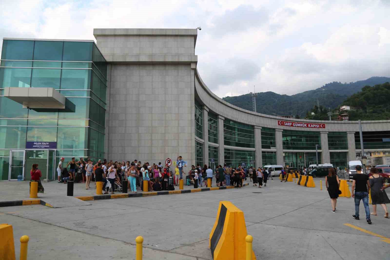 Sarp Sınır Kapısı’nda yolcu geçişi 5 milyonu aştı
