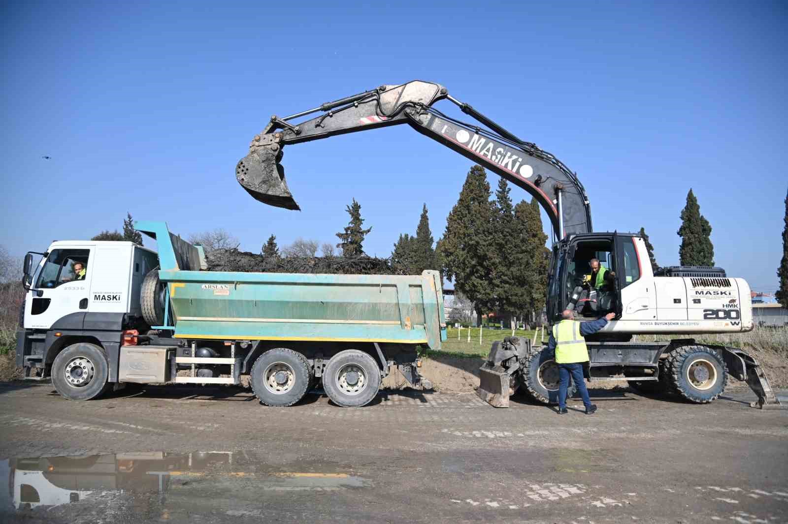 Saruhanlı’da dere temizliğiyle koku ve sinek sorunu bitecek
