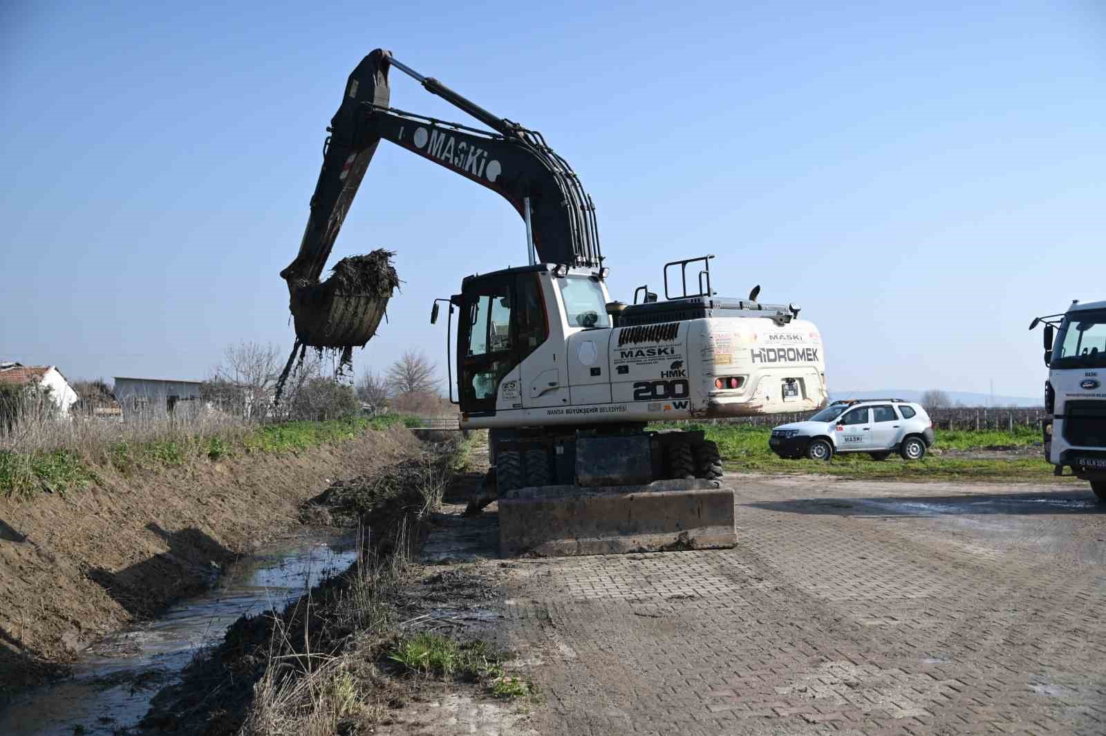 Saruhanlı’da dere temizliğiyle koku ve sinek sorunu bitecek
