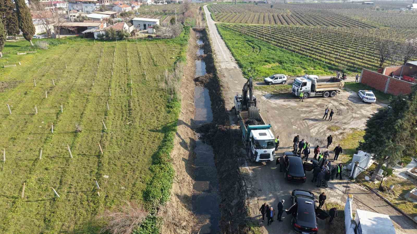 Saruhanlı’da dere temizliğiyle koku ve sinek sorunu bitecek
