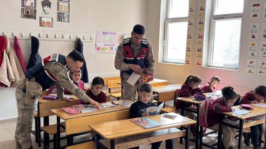 Sason’da jandarma köy okullarını gezdi, yaşlılarla buluştu
