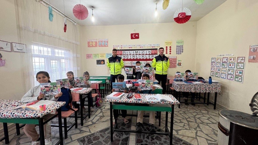 Sason’da jandarma köy okullarını gezdi, yaşlılarla buluştu
