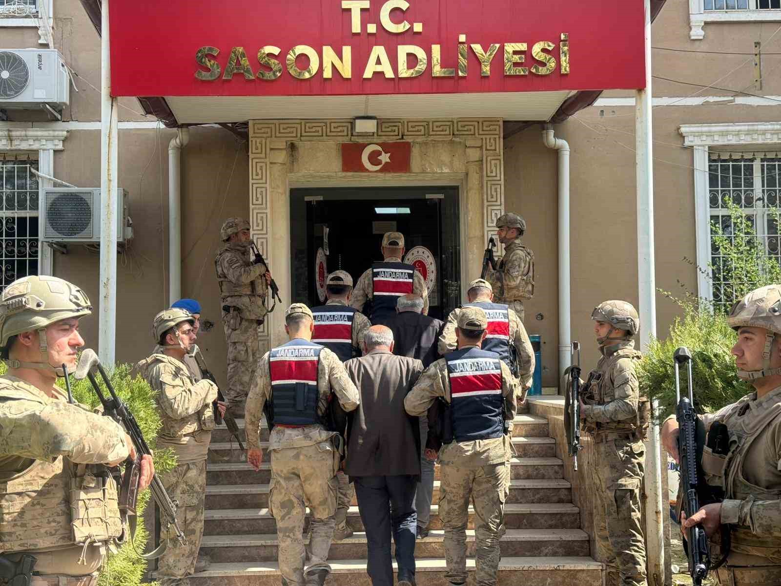 Sason’da kaçak silahlar ele geçirildi, 2 kişi tutuklandı
