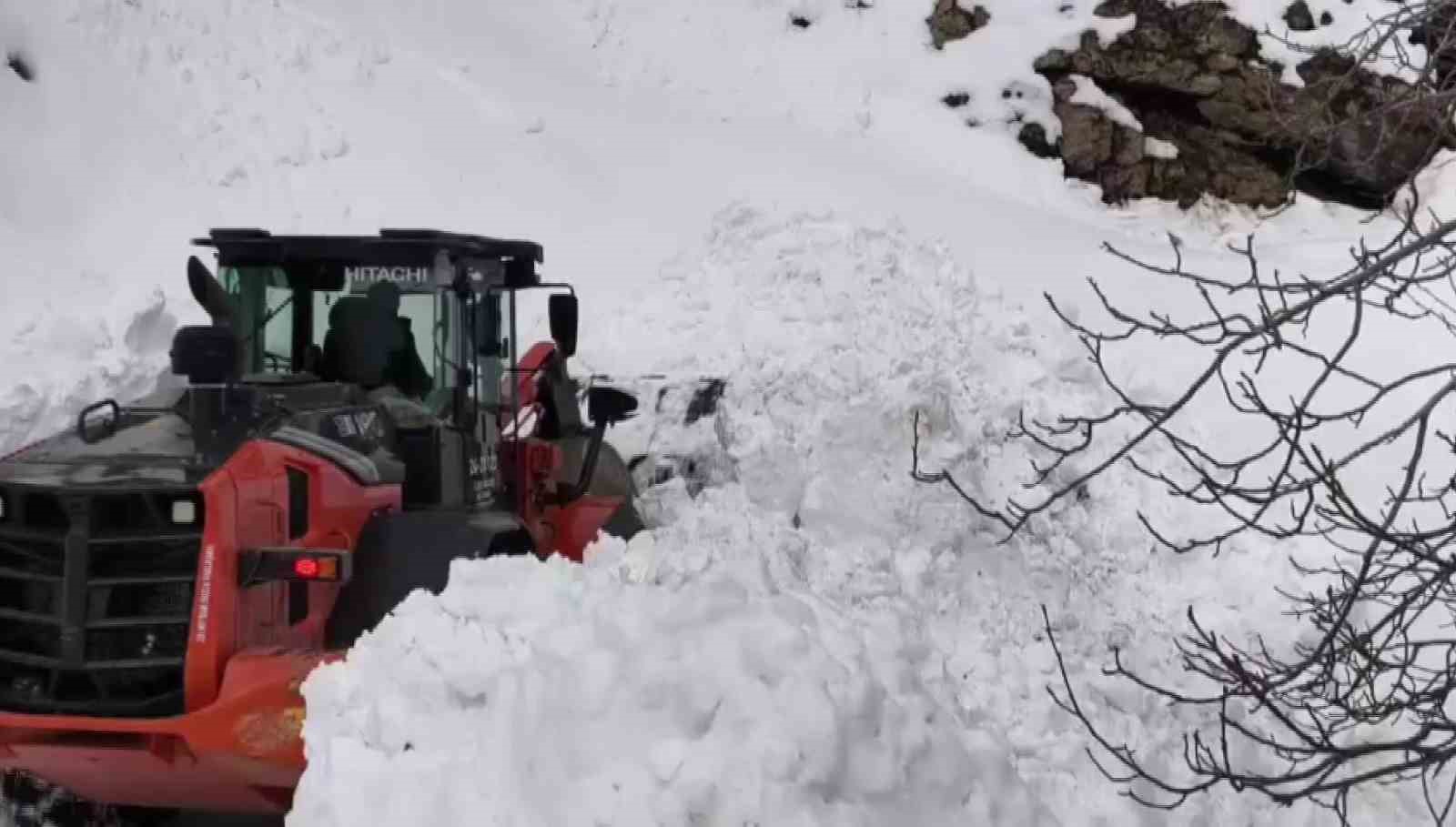 Sason’da kapanan mezra yolları ulaşıma açıldı
