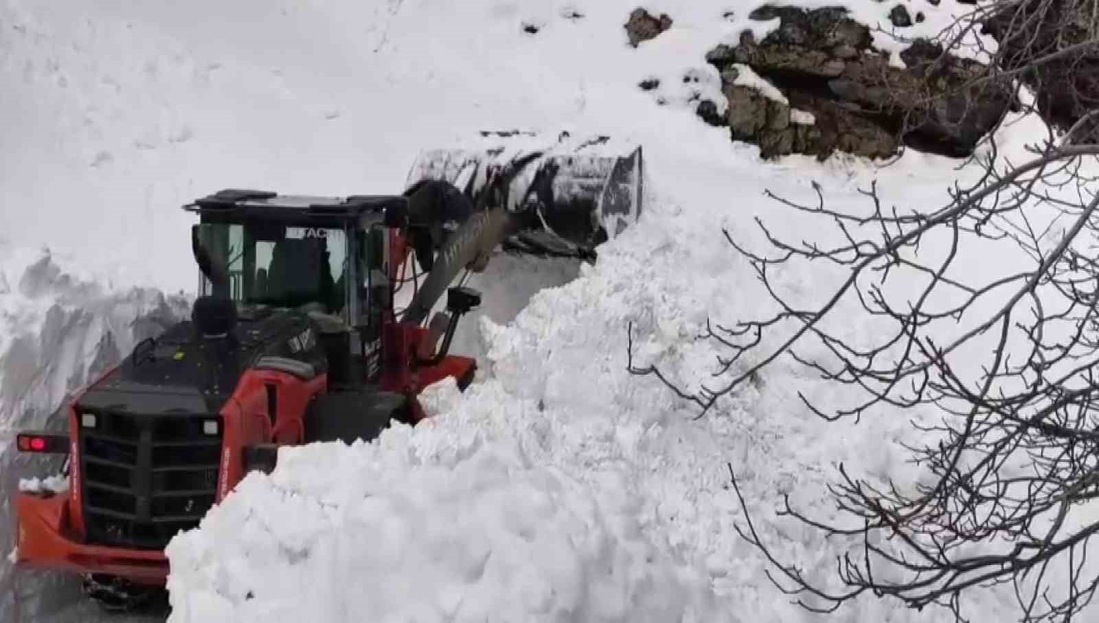 Sason’da kapanan mezra yolları ulaşıma açıldı
