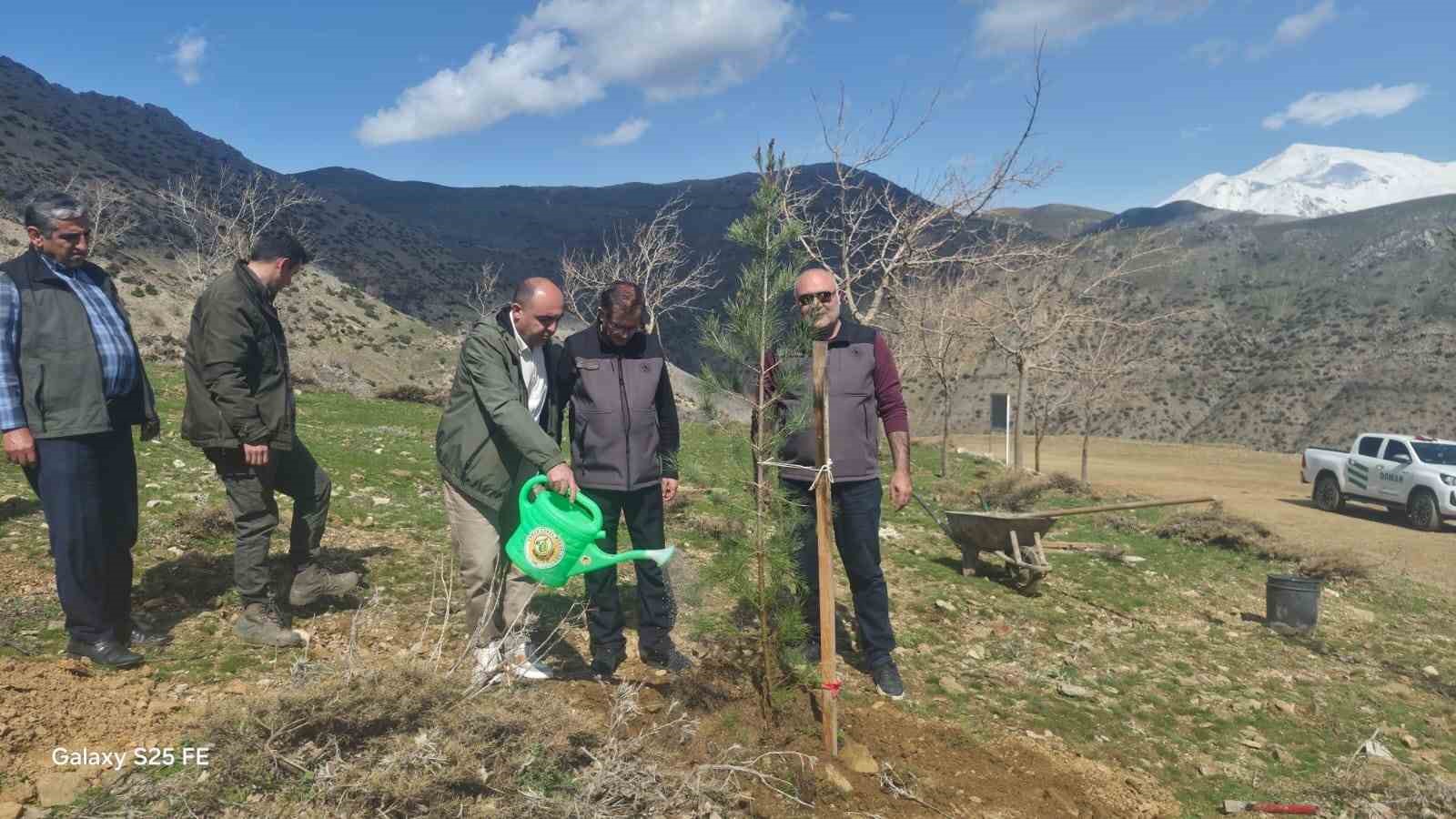 Sason’da şehitler anısına fidanlar toprakla buluşturuldu
