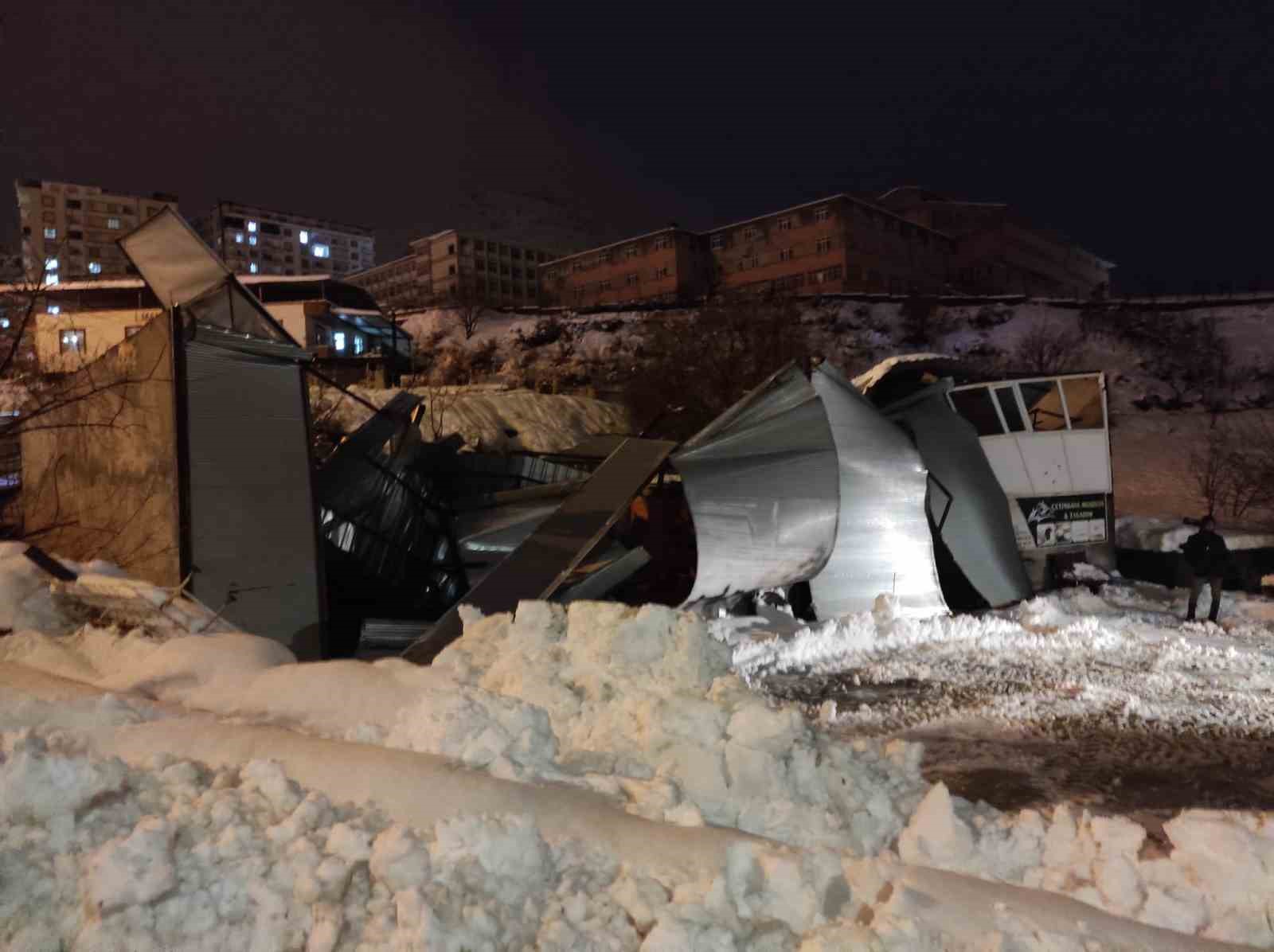Sason’da yoğun kar yağışı nedeniyle iş yerinin çatısı çöktü
