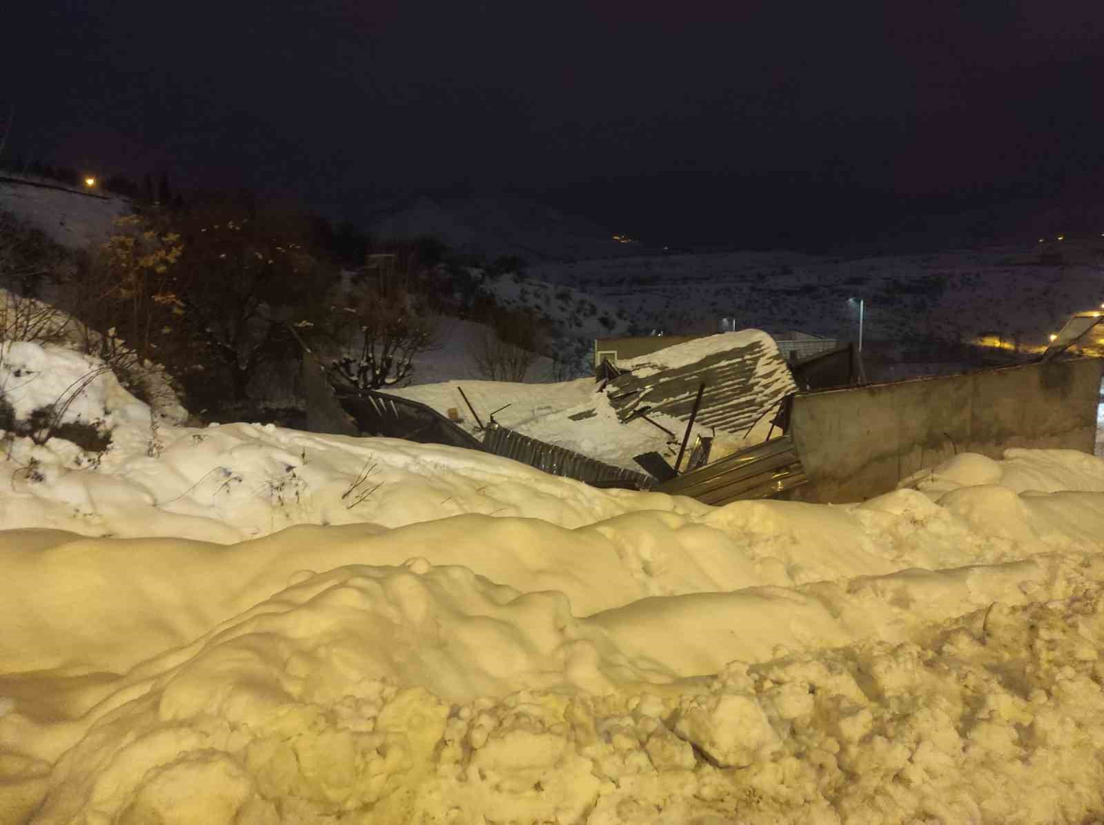 Sason’da yoğun kar yağışı nedeniyle iş yerinin çatısı çöktü

