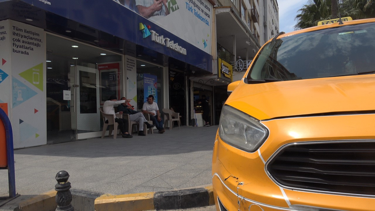 Satırla katledilmekten anlık hamleyle kurtulan taksici: "Eğer o hamleyi yapıp kaçmasaydım şu an ölmüştüm"
