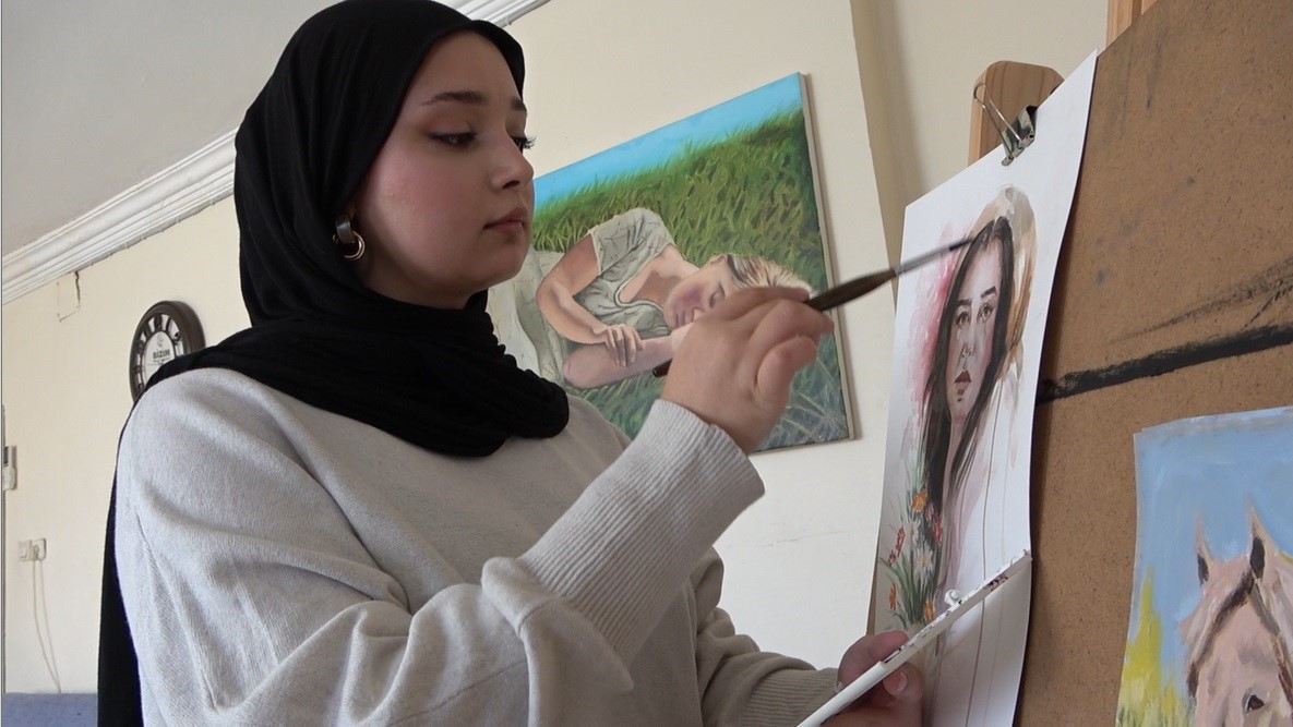 Savaşın içinden doğan sanatçı: Kadınların hikayesini tuvale yansıtıyor
