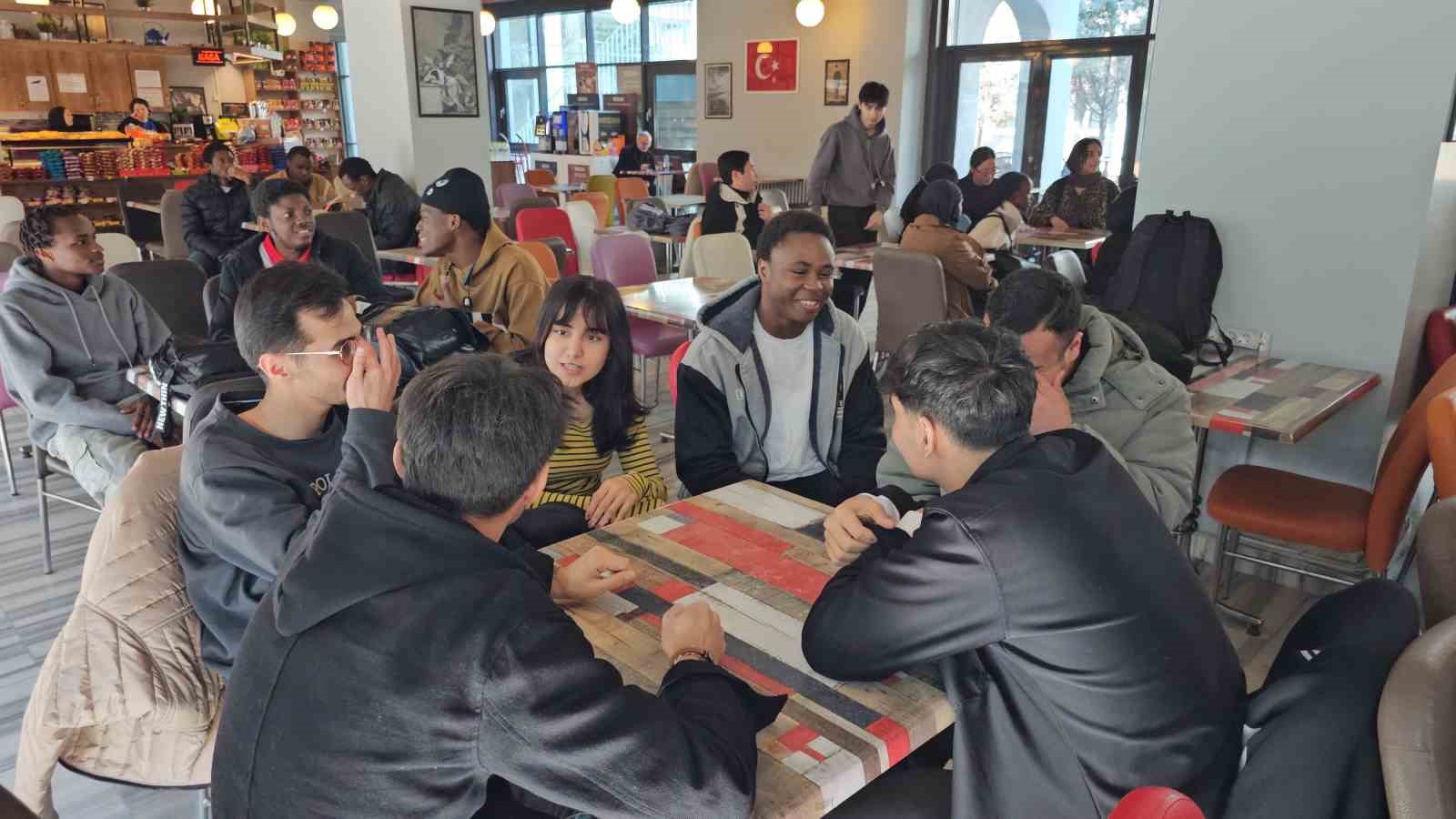 "Savaşta hiç kimse kazanmayacak" diyen uluslararası öğrenciler barış istiyor
