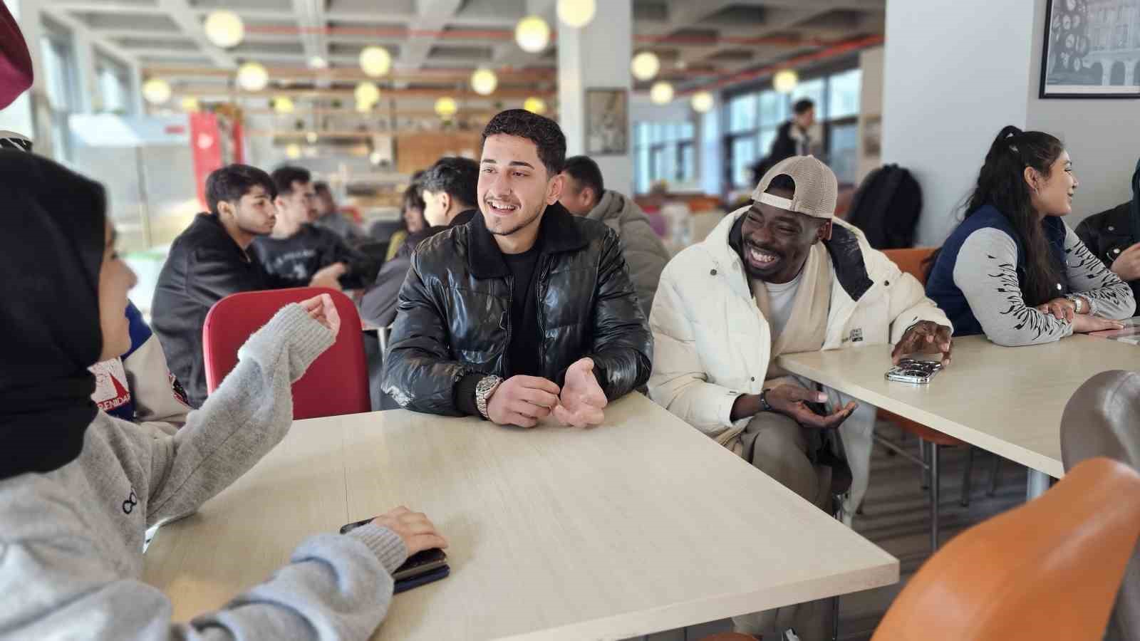 "Savaşta hiç kimse kazanmayacak" diyen uluslararası öğrenciler barış istiyor
