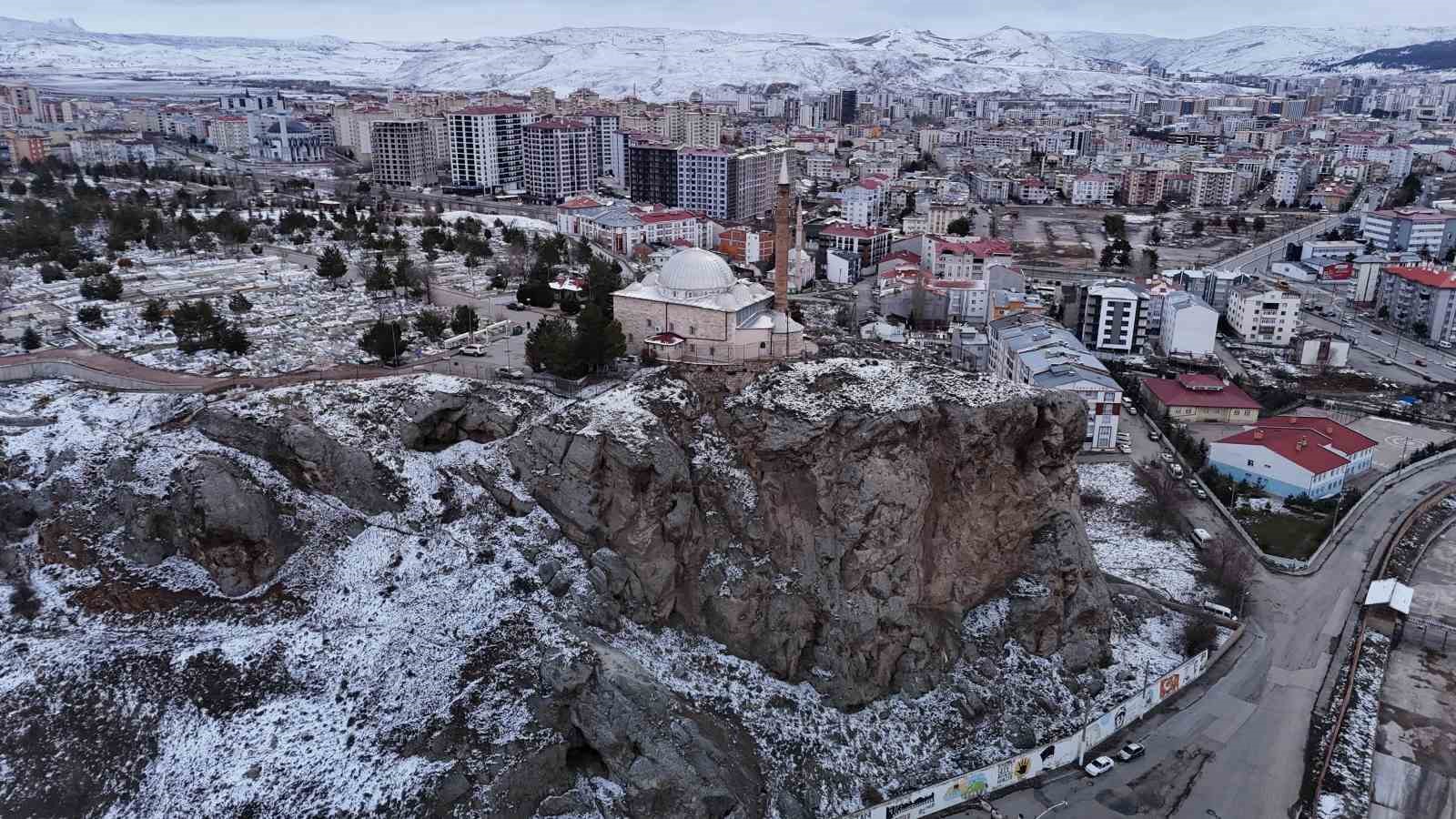 Savaşta şehit düştü, naaşı rüya üzerine uçurumun kenarına taşındı
Savaşta şehit düştü, naaşı rüya üzerine uçurumun kenarına taşındı