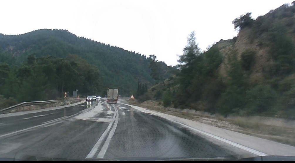 Savrulan tır dorsesi faciaya sebep oluyordu
