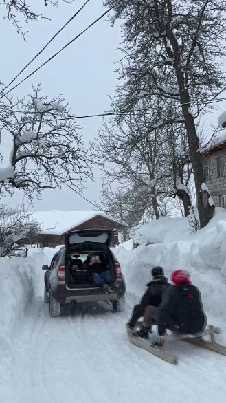 Şavşat’ta geleneksel tahta kızaklarla kış eğlencesi
