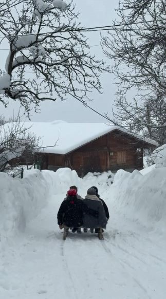 Şavşat’ta geleneksel tahta kızaklarla kış eğlencesi

