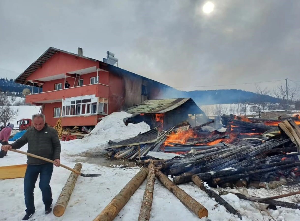 Şavşat’ta yangın: 1 ev, 2 ahır ve 2 ambar kül oldu
