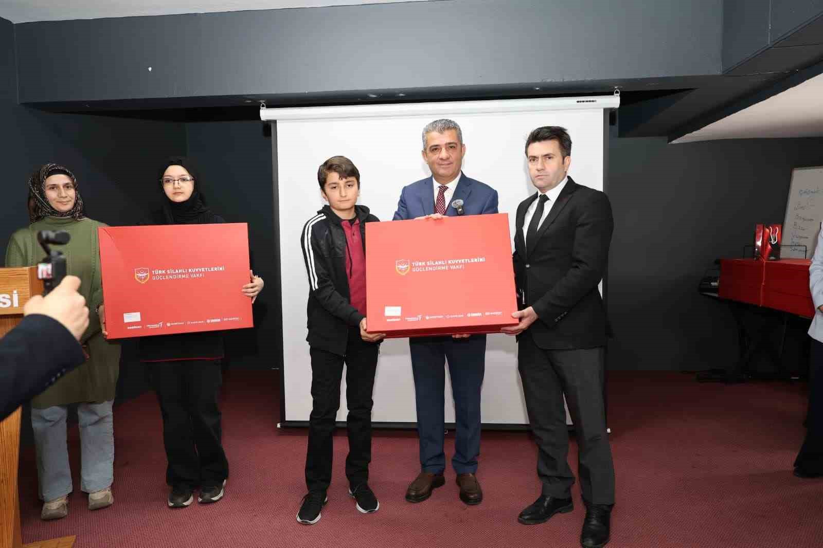 Savunmadan sanata: Genç tasarımlar ödül töreni
Savunmadan sanata: Genç tasarımlar ödül töreni