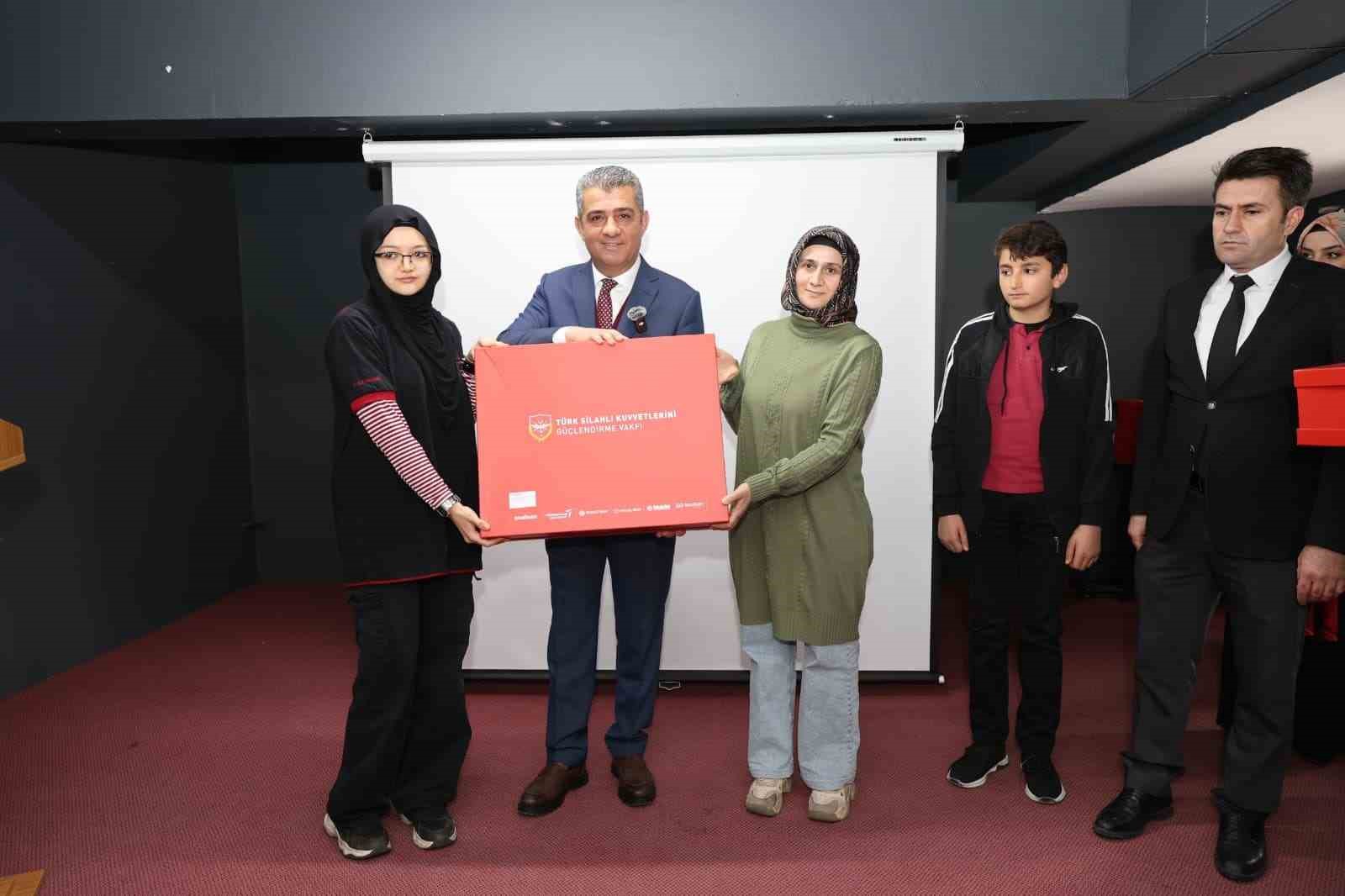 Savunmadan sanata: Genç tasarımlar ödül töreni
Savunmadan sanata: Genç tasarımlar ödül töreni