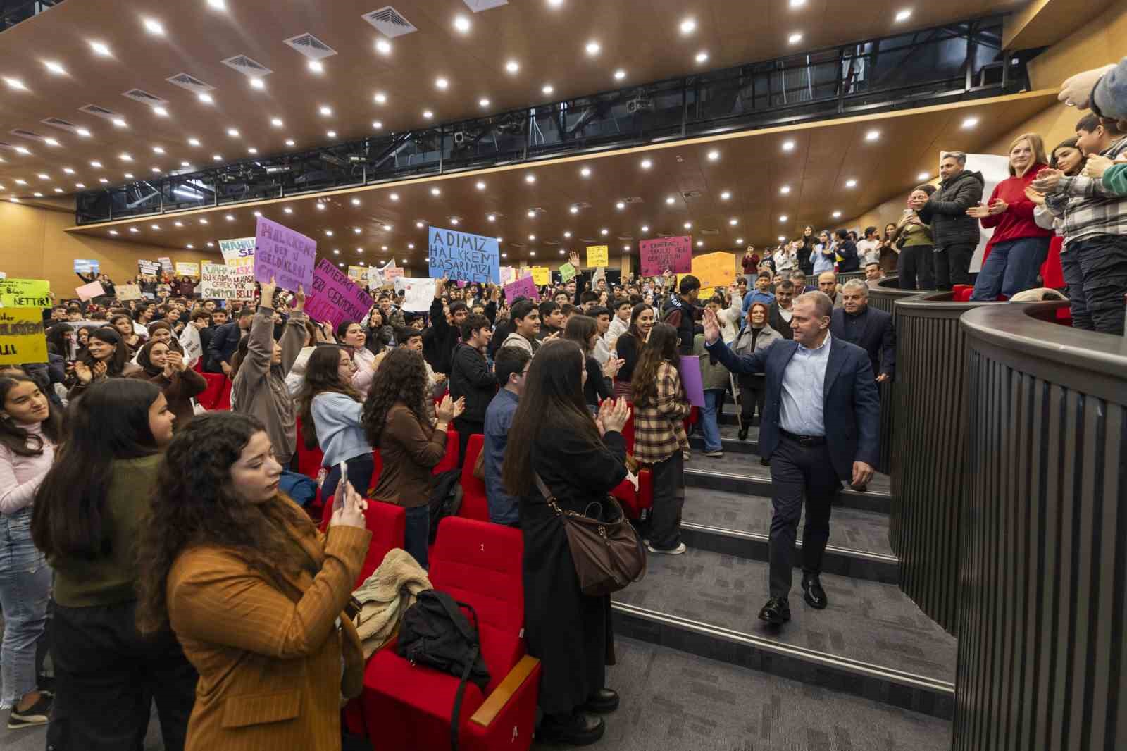 Seçer: "Mersin, eğitimli gençlerle daha da gelişecek"
Seçer: "Mersin, eğitimli gençlerle daha da gelişecek"