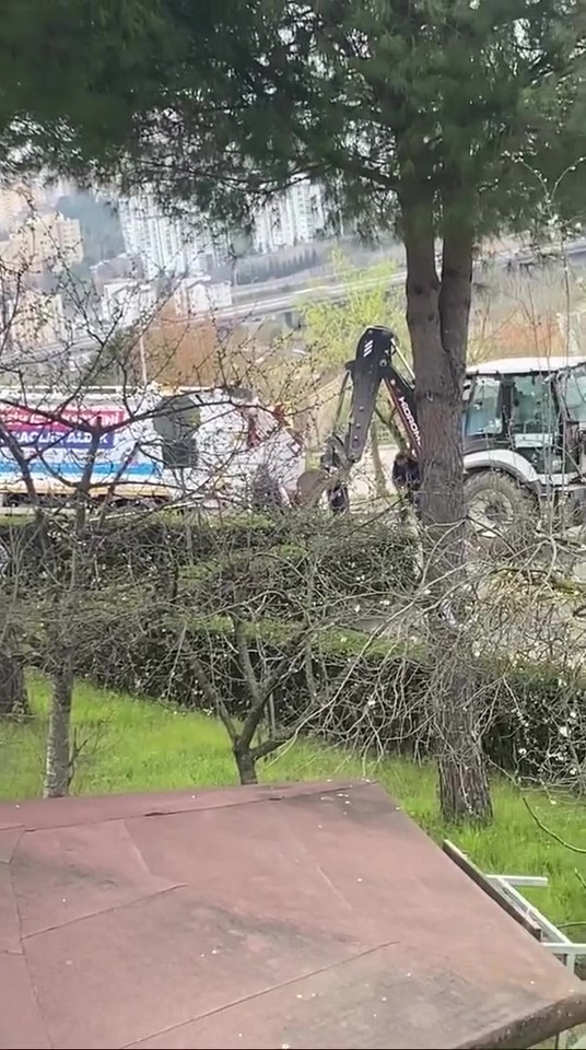 SEDAŞ’ın kazdığı çukura belediye aracı düştü
