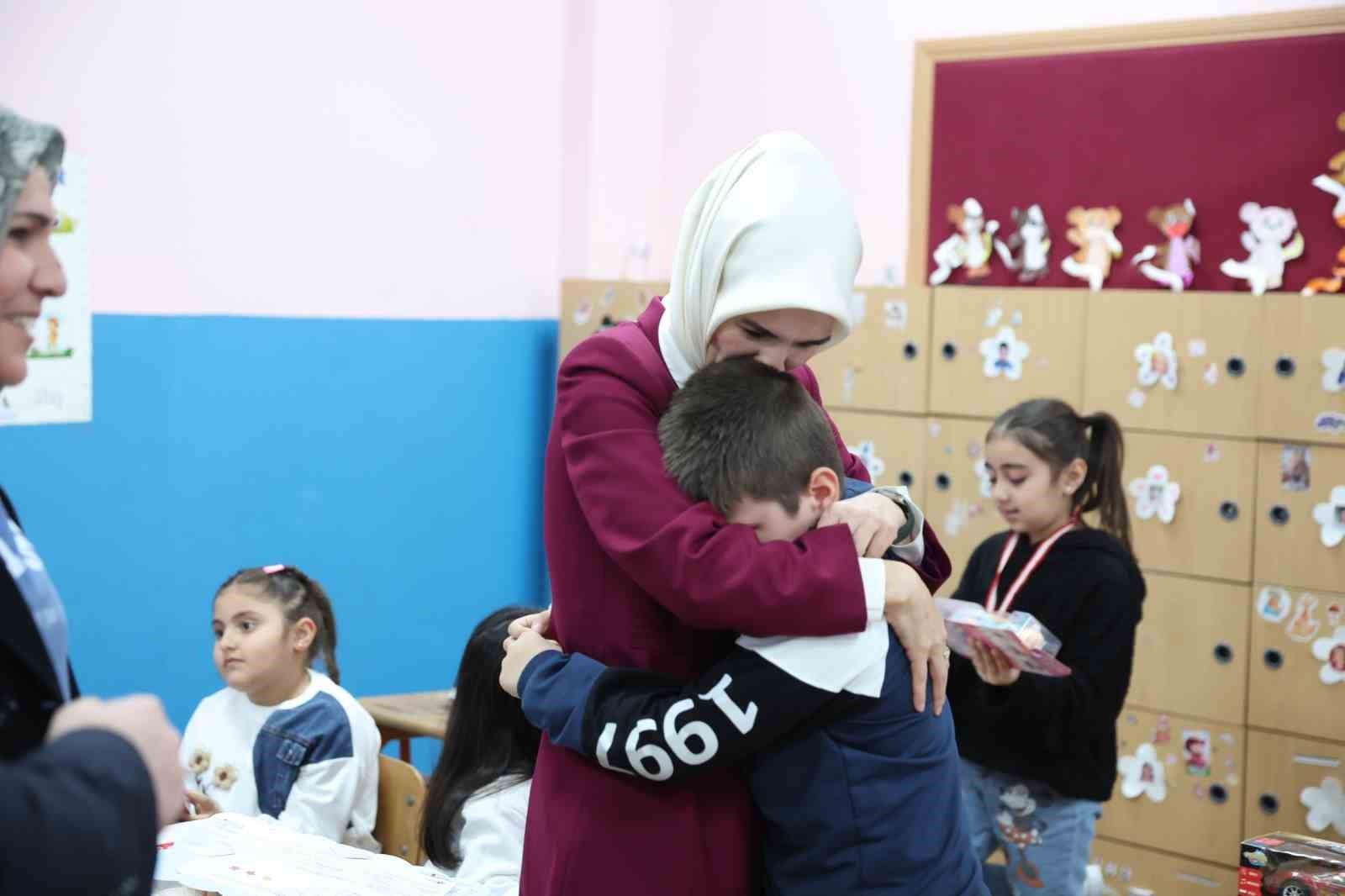 Şehidin oğlu ilk karnesini Bakan Göktaş’ın elinden aldı
