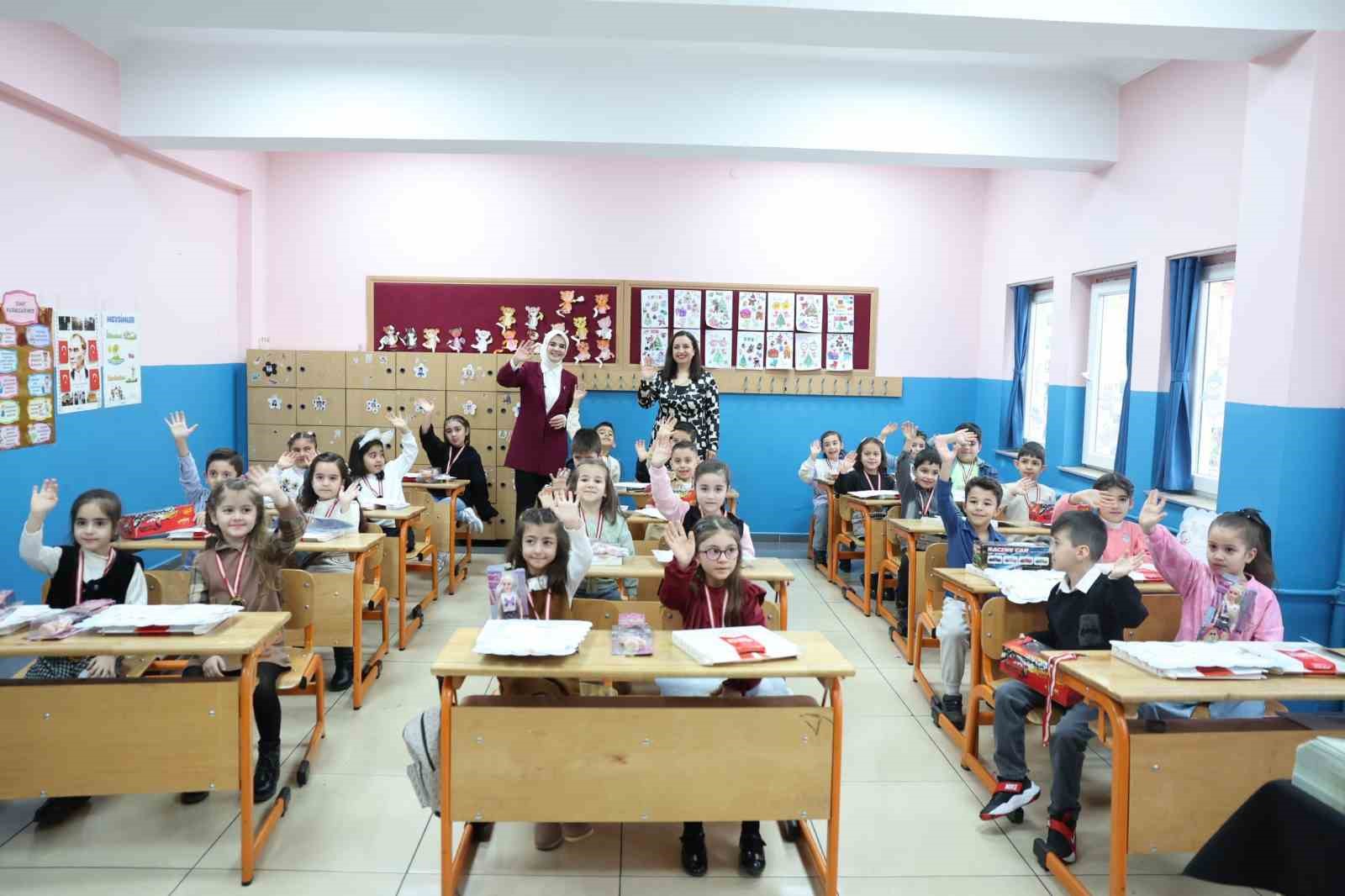 Şehidin oğlu ilk karnesini Bakan Göktaş’ın elinden aldı
