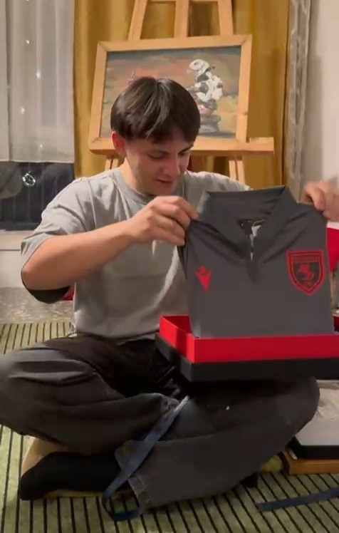 Şehidin resmini grafiti yapan gence Başkan Doğan’dan hediye
