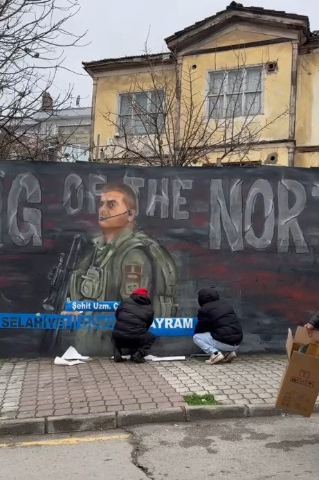 Şehidin resmini grafiti yapan gence Başkan Doğan’dan hediye
