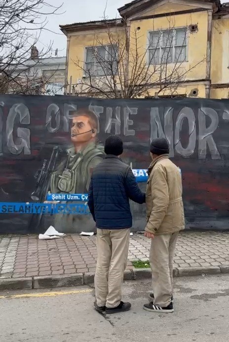 Şehidin resmini grafiti yapan gence Başkan Doğan’dan hediye
