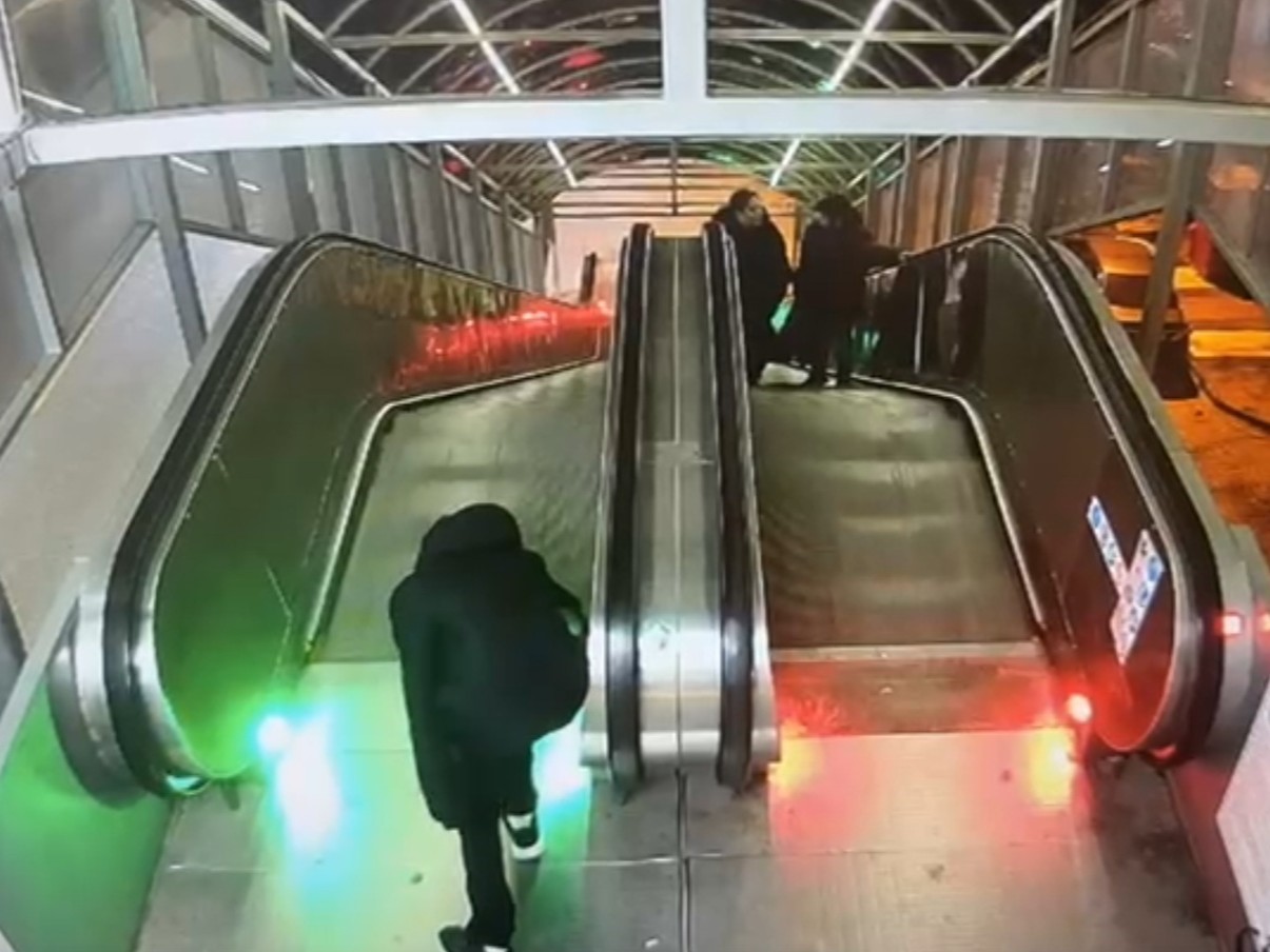 Şehir magandaları kamerada: Yürüyen merdiveni durdurup kaçtılar
