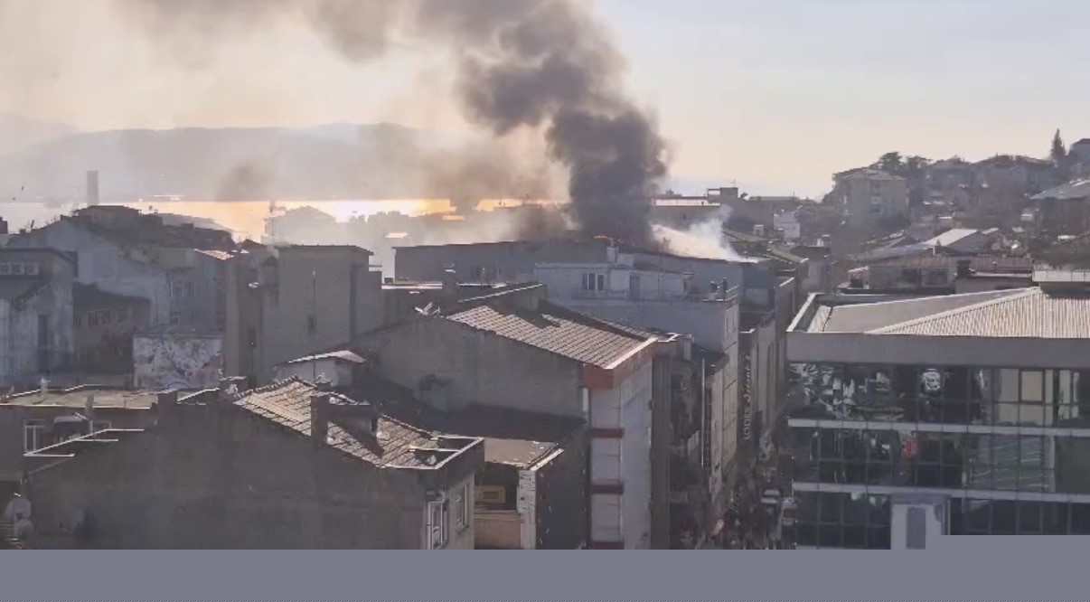 Şehir merkezinde korku dolu anlar: Depo yandı, dumandan göz gözü görmedi
