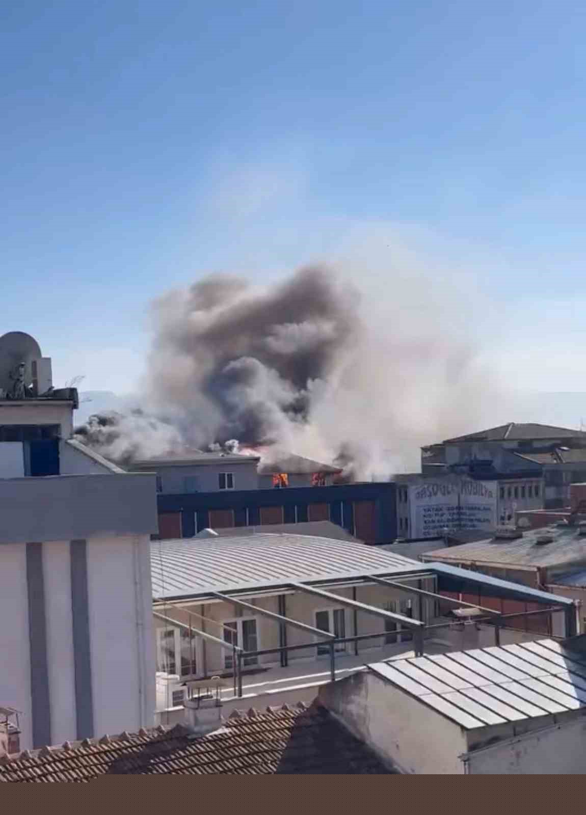 Şehir merkezinde korku dolu anlar: Depo yandı, dumandan göz gözü görmedi
