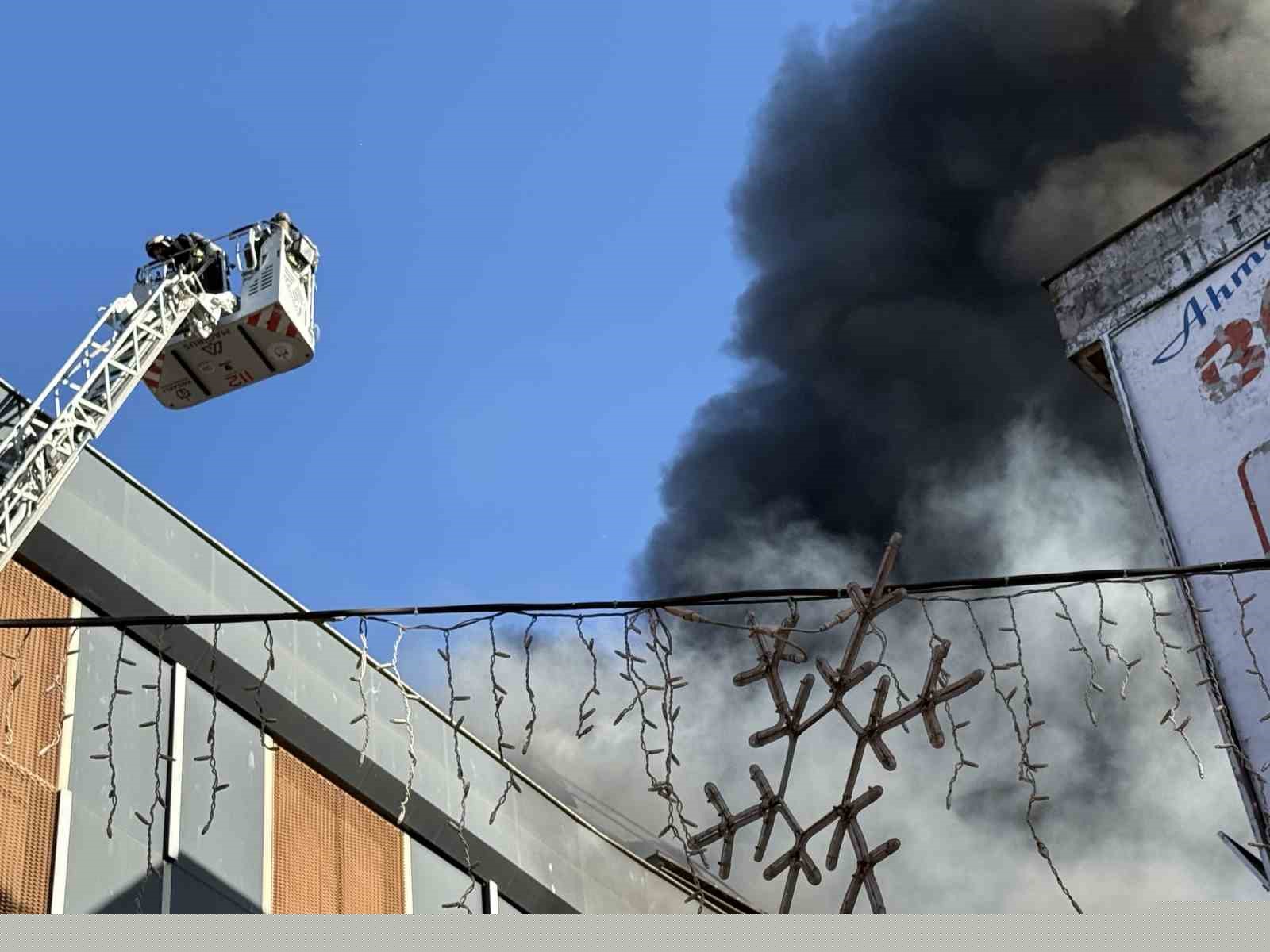 Şehir merkezinde korku dolu anlar: Depo yandı, dumandan göz gözü görmedi
