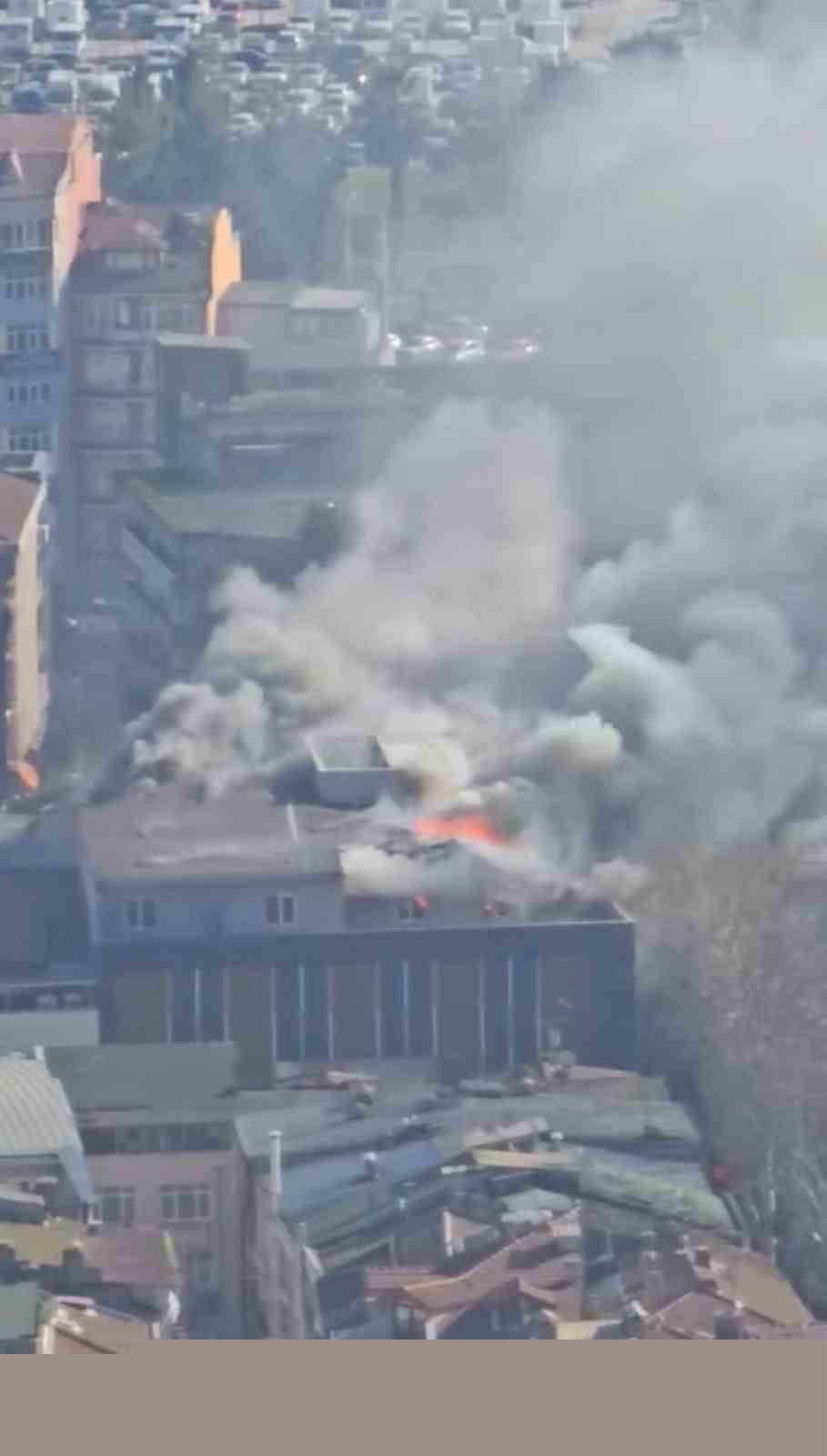 Şehir merkezinde korku dolu anlar: Depo yandı, dumandan göz gözü görmedi
