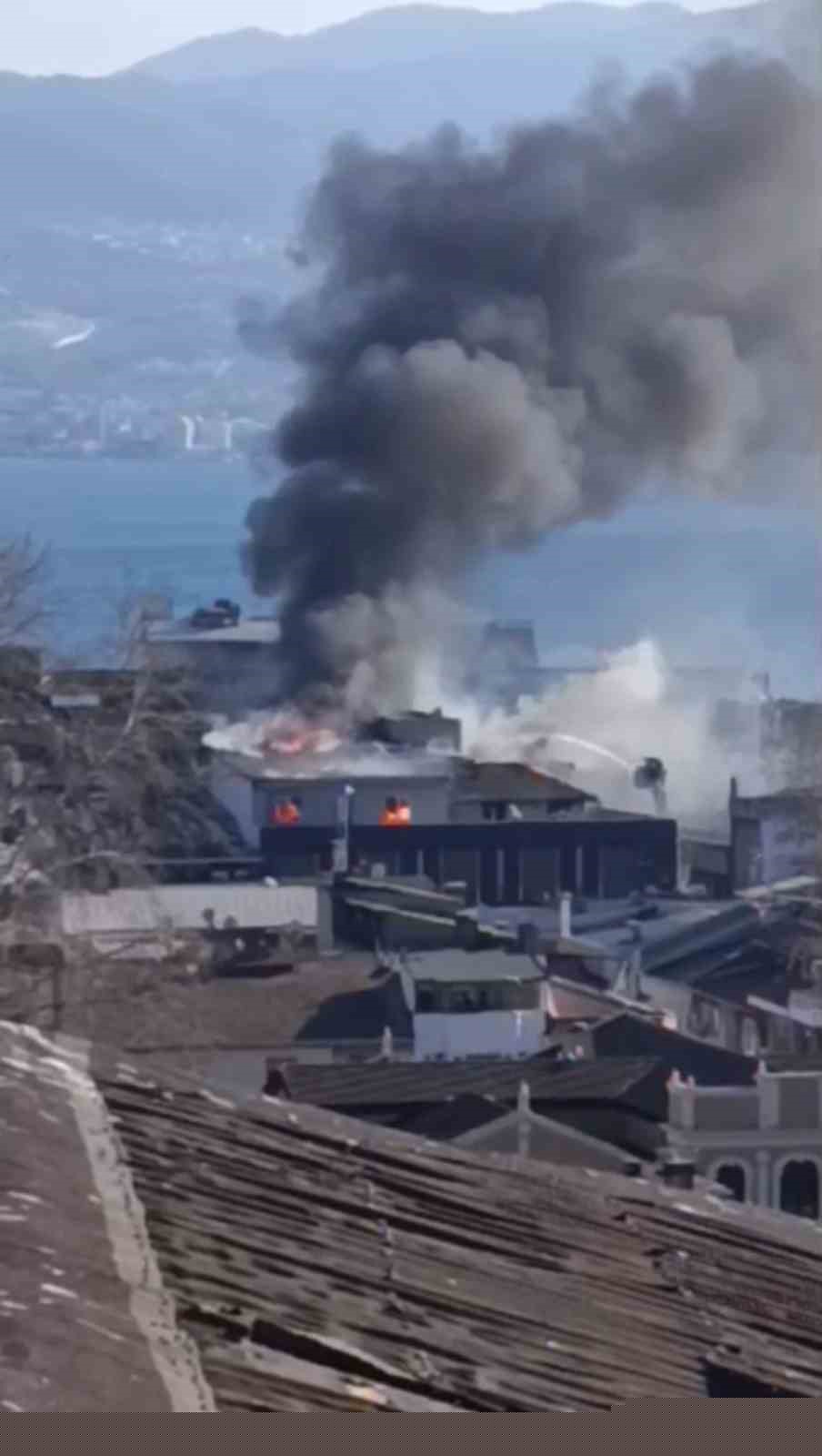 Şehir merkezinde korku dolu anlar: Depo yandı, dumandan göz gözü görmedi
