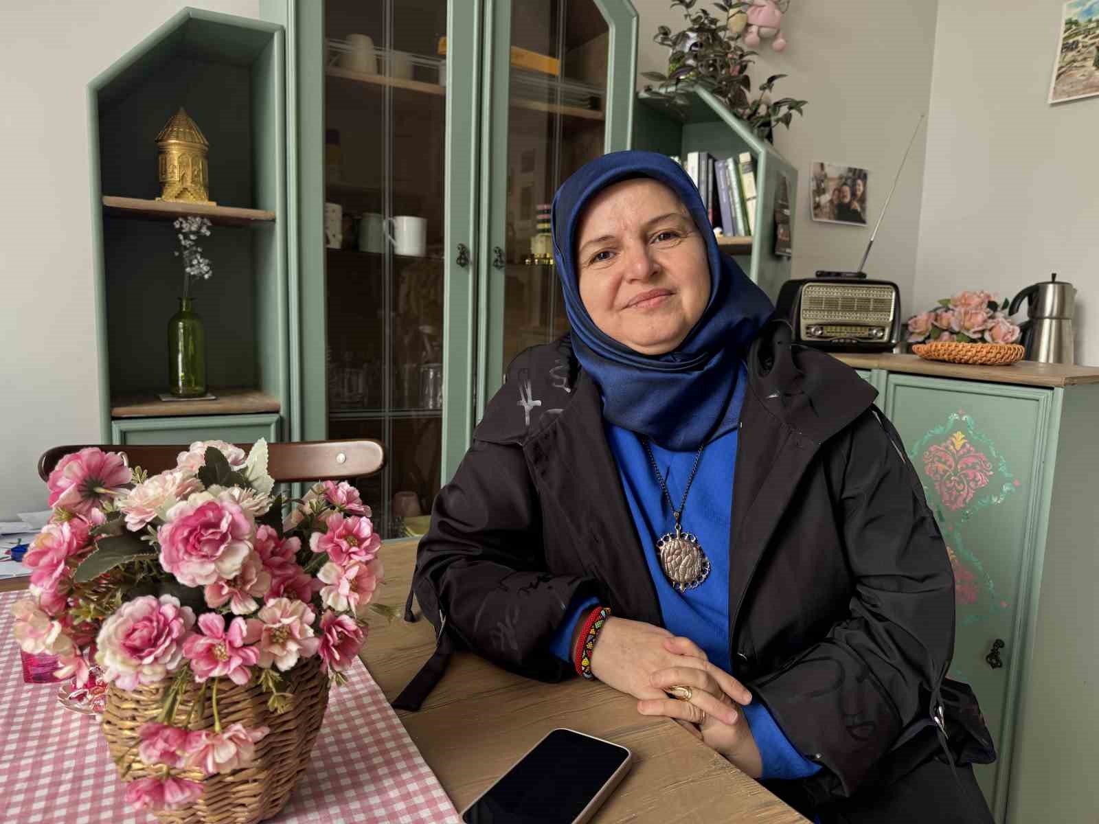 Şehir merkezine inen tilki kimseye aldırış etmeden karnını doyurdu
