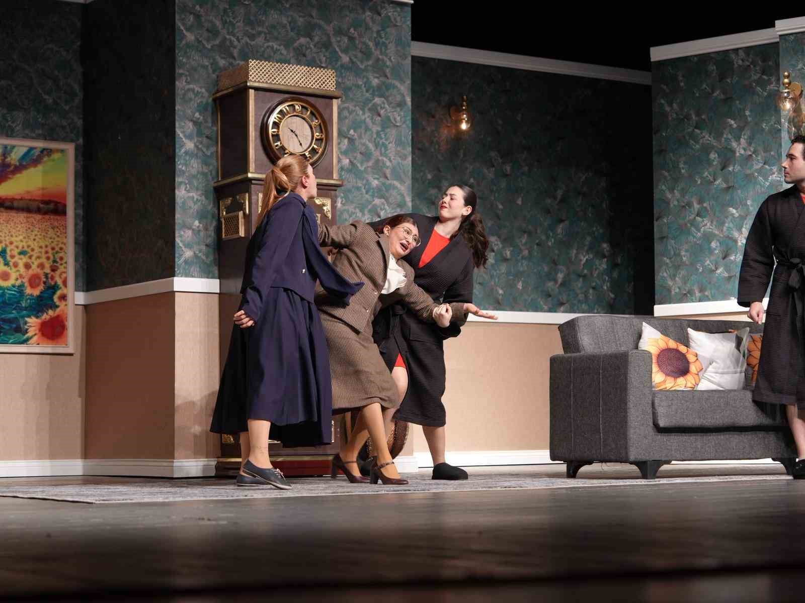 Şehir tiyatroları "Bugün git, yarın gel" oyunu ile perdelerini açtı
