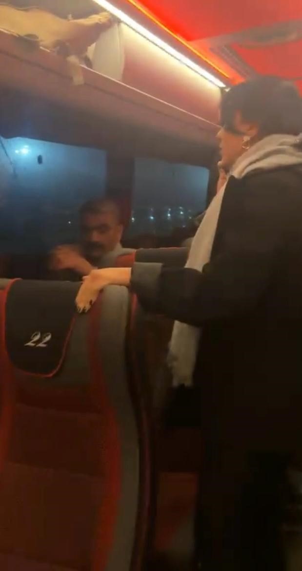 Şehirlerarası yolcu otobüsündeki arıza gerginliği
Şehirlerarası yolcu otobüsündeki arıza gerginliği