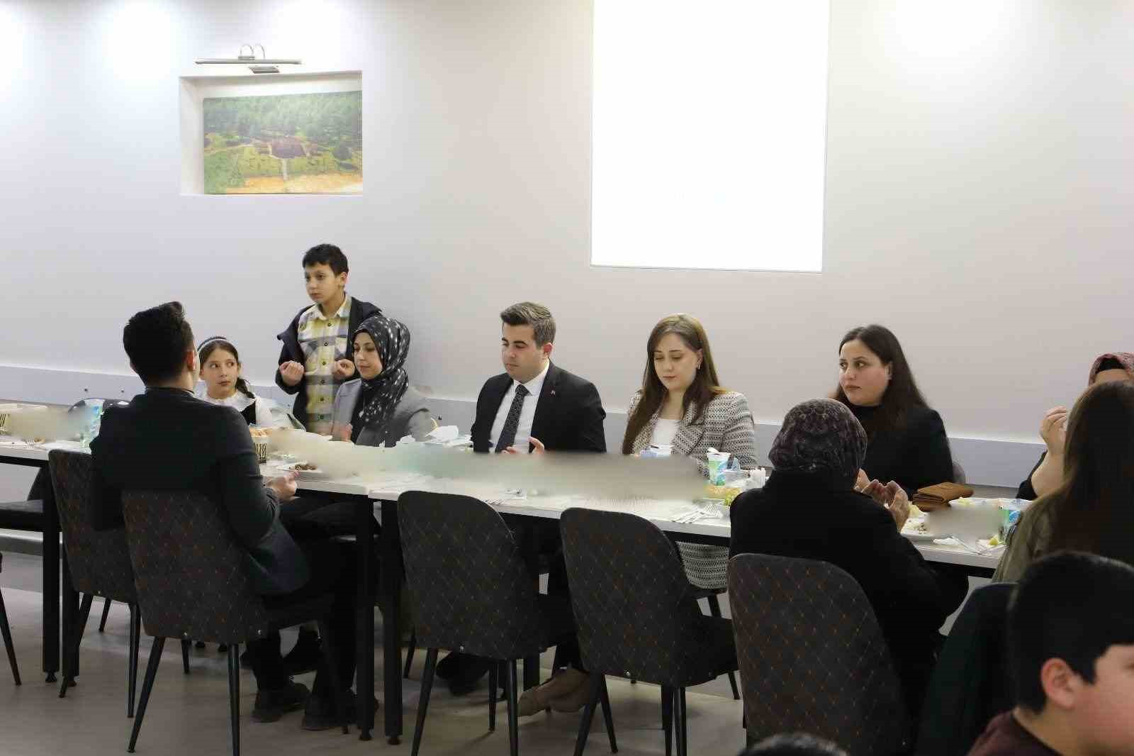 Şehit aileleri, gaziler ve yakınları onuruna iftar yemeği verildi
