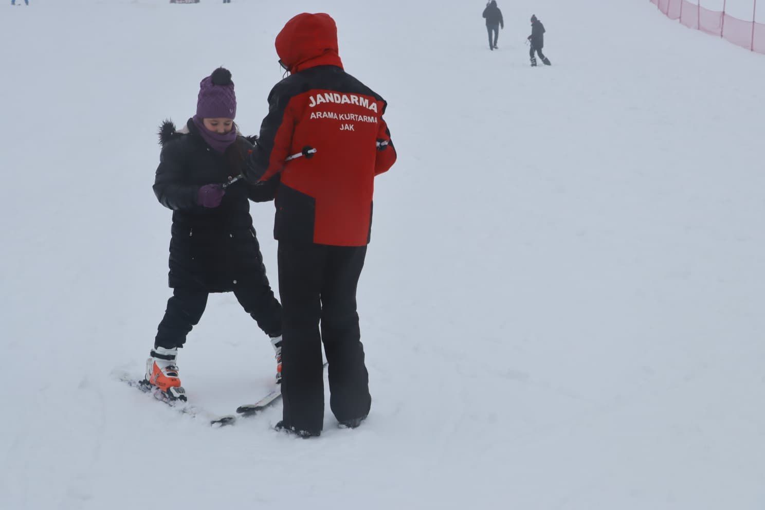 Şehit aileleri ve çocukları karın tadını jandarma ekipleriyle çıkardı
