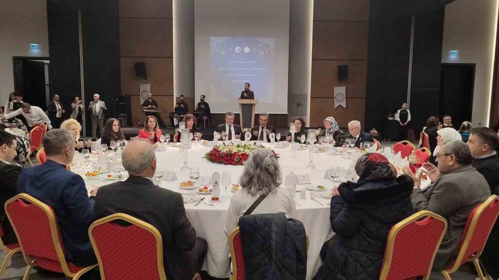 Şehit aileleri ve gaziler için iftar yemeği düzenlendi
Şehit aileleri ve gaziler için iftar yemeği düzenlendi