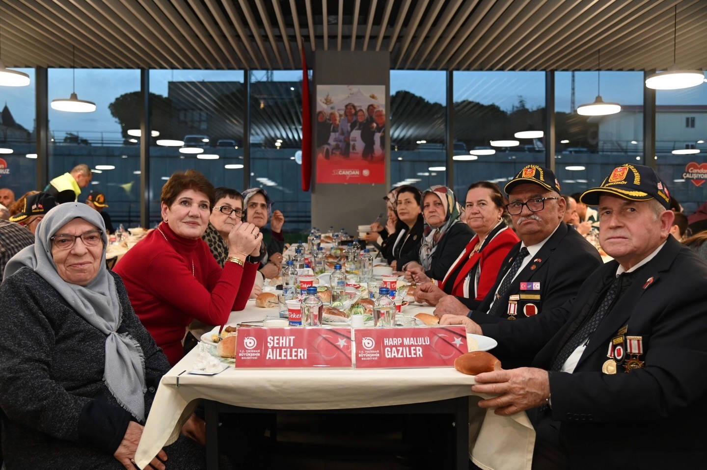 Şehit aileleri ve gaziler iftarda buluştu
Şehit aileleri ve gaziler iftarda buluştu