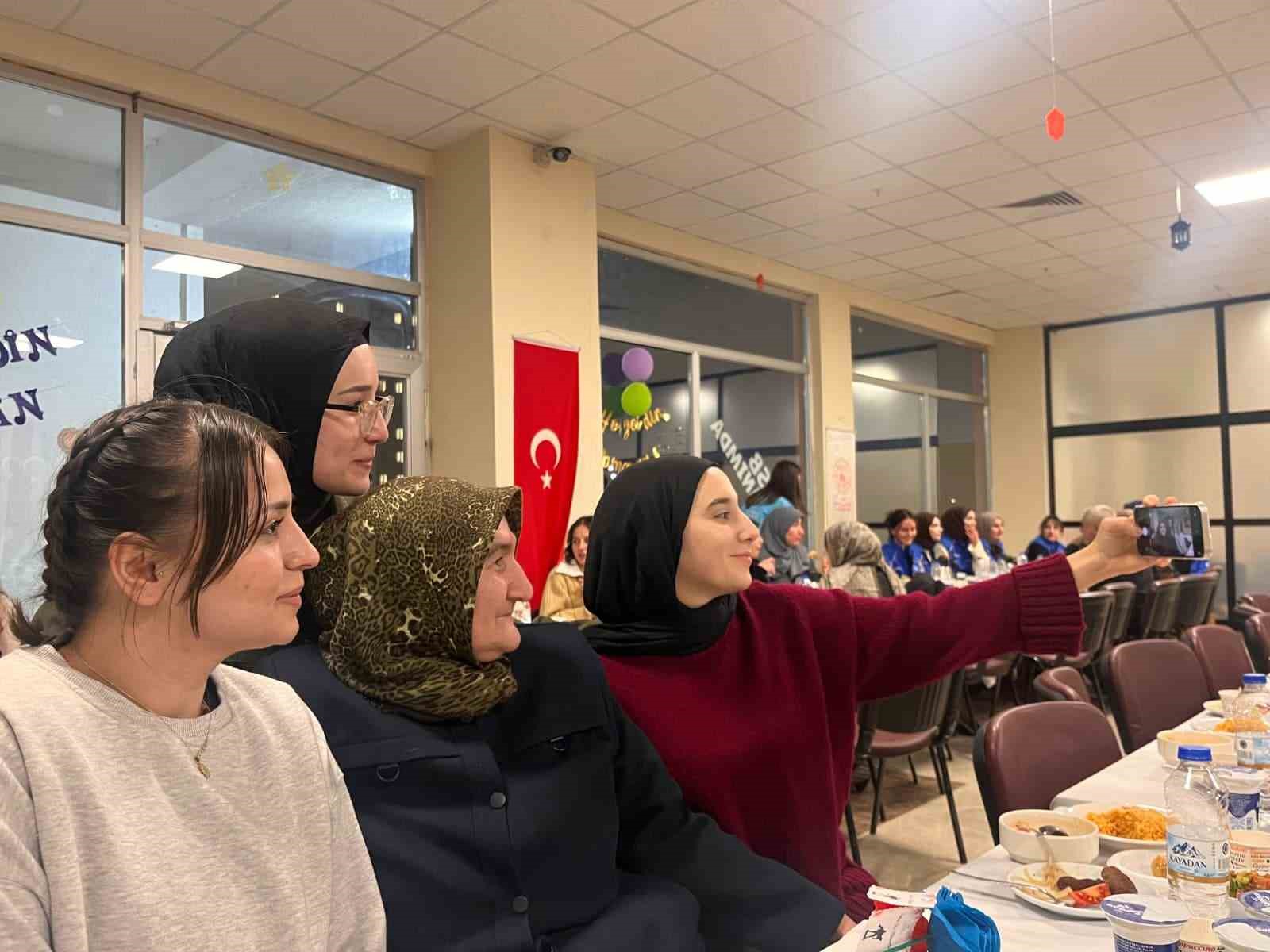 Şehit aileleri ve üniversiteli öğrenciler iftar sofrasında buluştu
