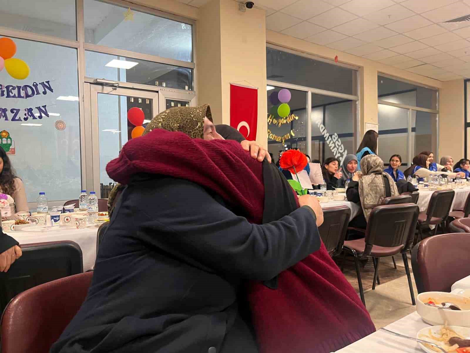 Şehit aileleri ve üniversiteli öğrenciler iftar sofrasında buluştu
