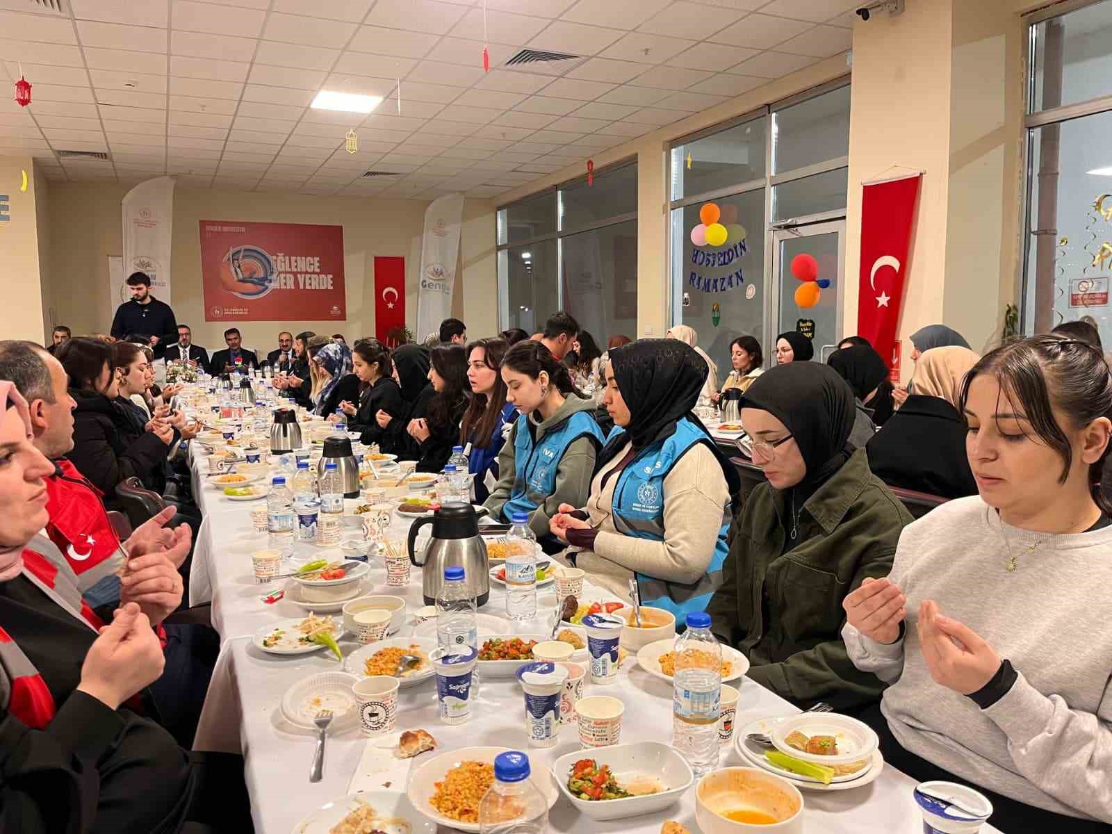 Şehit aileleri ve üniversiteli öğrenciler iftar sofrasında buluştu
